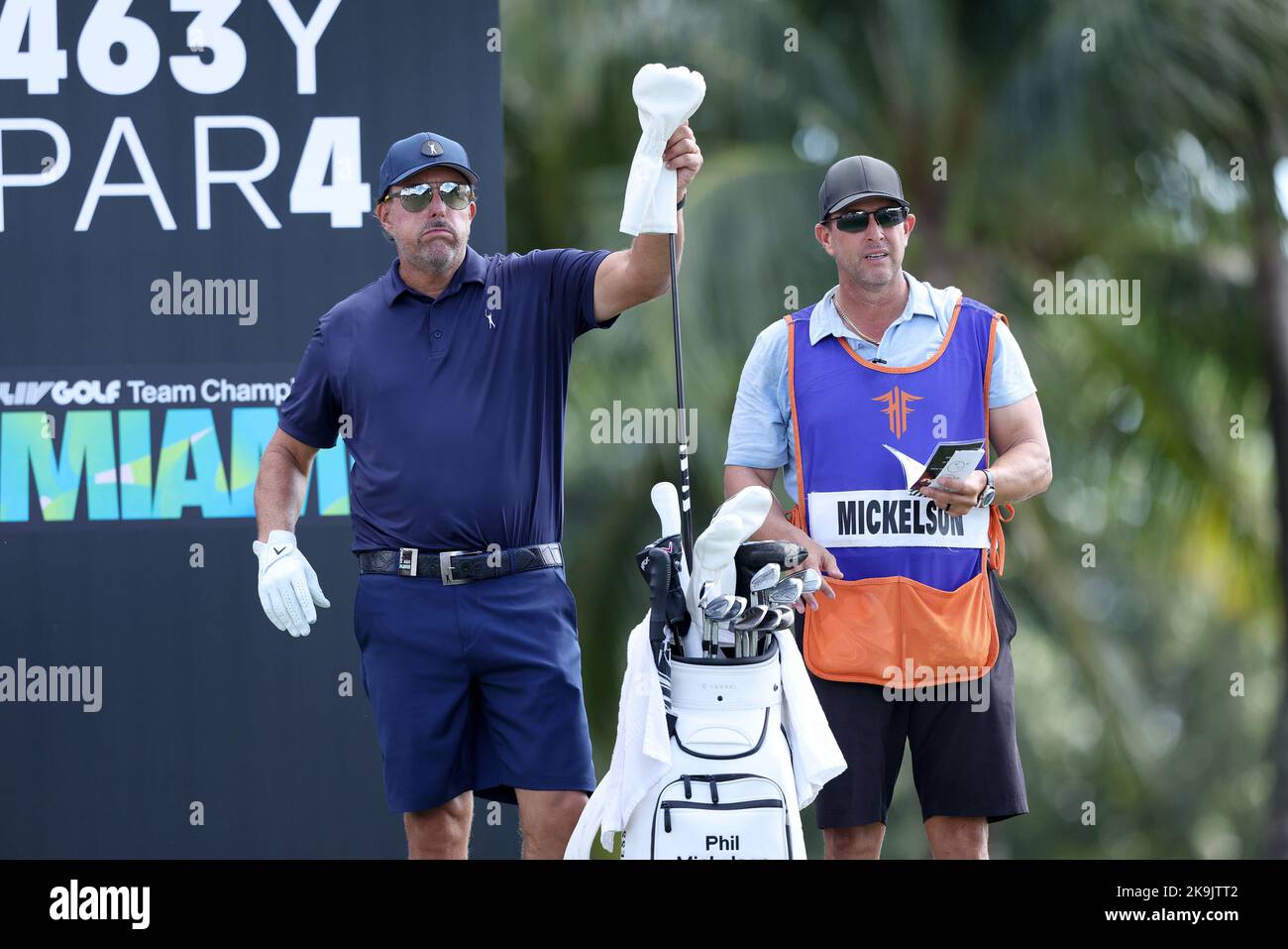 Miami, États-Unis. 28th octobre 2022. DORAL, FL - OCTOBRE 28 : le capitaine d'équipe Phil Mickelson, de Hy Flyers GC, parle au caddy sur le deuxième trou lors des quarts de finale du LIV Golf Invitational - Miami à la Doral nationale de Trump à Miami sur 28 octobre 2022 à Doral, Floride. (Photo par Alberto E. Tamargo/Sipa USA) crédit: SIPA USA/Alay Live News Banque D'Images