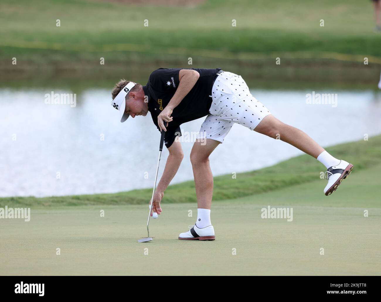 Miami, États-Unis. 28th octobre 2022. DORAL, FL - OCTOBRE 28 : Ian Poulter se met sur le premier trou lors des quarts de finale du LIV Golf Invitational - Miami à la Doral nationale de Trump sur 28 octobre 2022 à Doral, Floride. (Photo par Alberto E. Tamargo/Sipa USA) crédit: SIPA USA/Alay Live News Banque D'Images