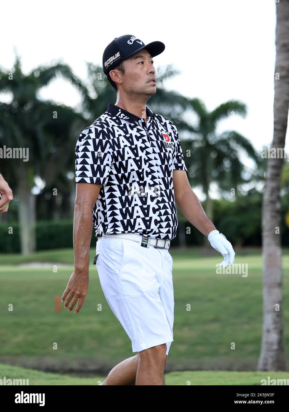Miami, États-Unis. 28th octobre 2022. DORAL, FL - 28 OCTOBRE : le capitaine de l'équipe Kevin Na de Iron Heads GC part du deuxième trou lors des quarts de finale du LIV Golf Invitational - Miami au Donald Trump National Doral Miami sur 28 octobre 2022 à Doral, Floride. (Photo par Alberto E. Tamargo/Sipa USA) crédit: SIPA USA/Alay Live News Banque D'Images