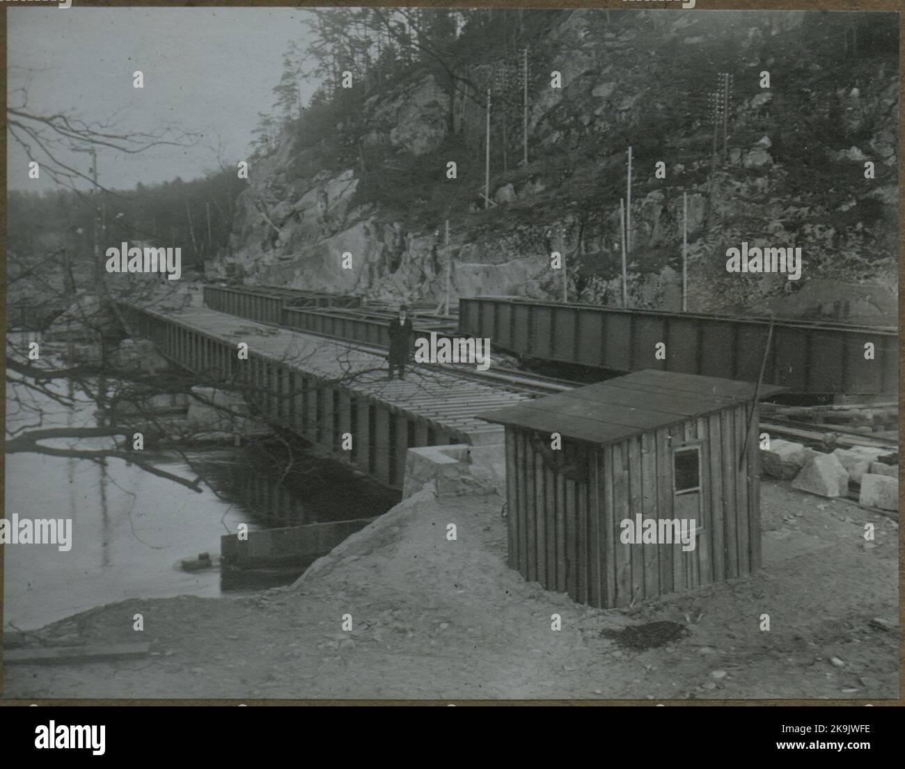 Bâtiment à deux voies entre Alingsås - Olskroken. Numéro Jonsered Bro 010. Une ligne de pont pour les rails doubles incrustées, d'autres ponts pendant l'insertion. Banque D'Images