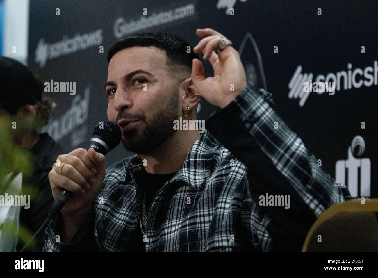 Valence, Carabobo, Venezuela. 28th octobre 2022. 28 octobre 2022. Justin Rafael Quiles Rivera, connu sous le nom de J Quiles, est un chanteur et compositeur de reggaeton et de piège, il est vu lors d'une conférence de presse, avant son concert dans la ville de Valence, Venezuela. Crédit : ZUMA Press, Inc./Alay Live News Banque D'Images