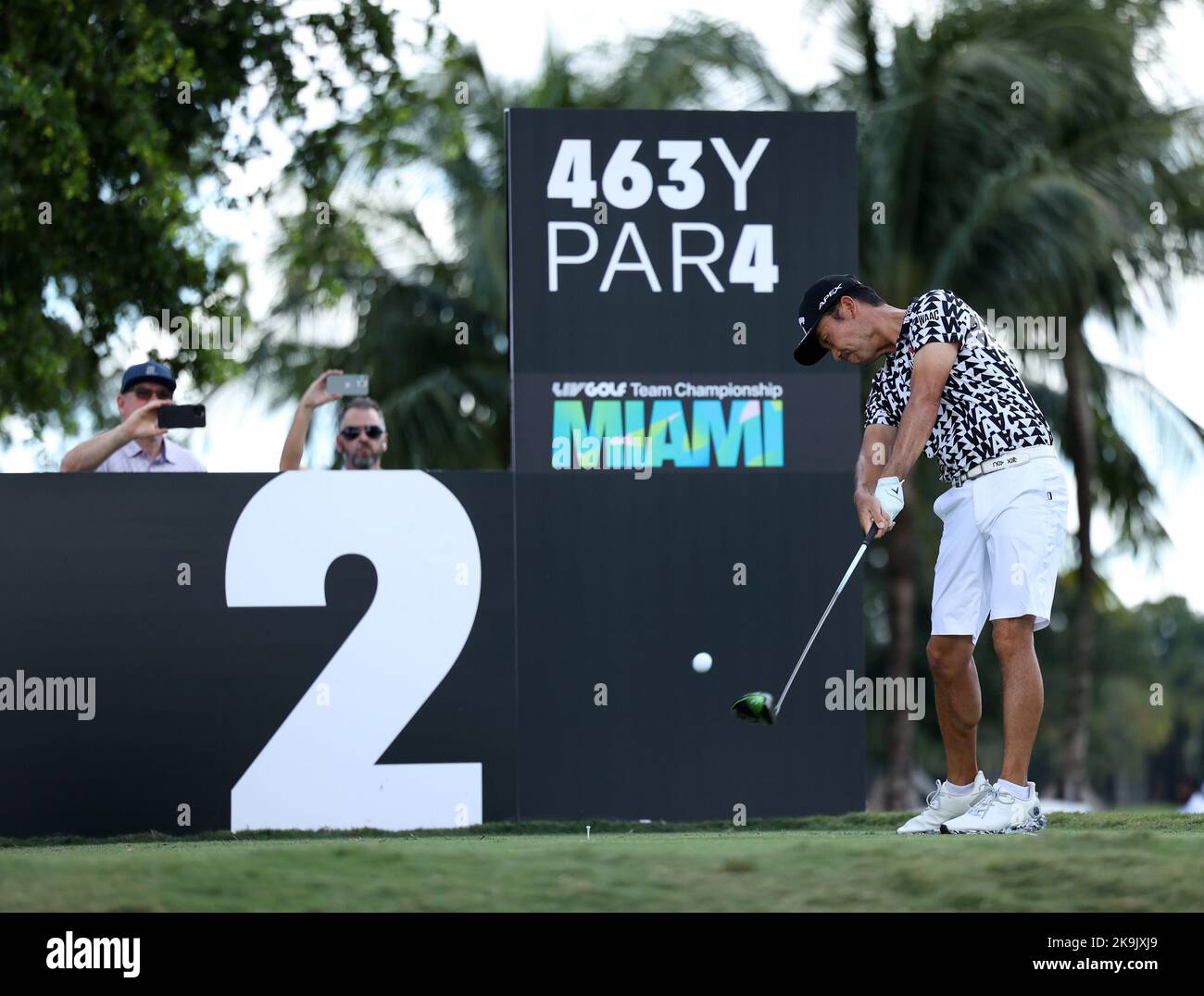 Miami, États-Unis. 28th octobre 2022. DORAL, FL - 28 OCTOBRE : le capitaine de l'équipe Kevin Na de Iron Heads GC a défait le deuxième trou lors des quarts de finale du LIV Golf Invitational - Miami au Donald Trump National Doral Miami sur 28 octobre 2022 à Doral, Floride. (Photo par Alberto E. Tamargo/Sipa USA) crédit: SIPA USA/Alay Live News Banque D'Images