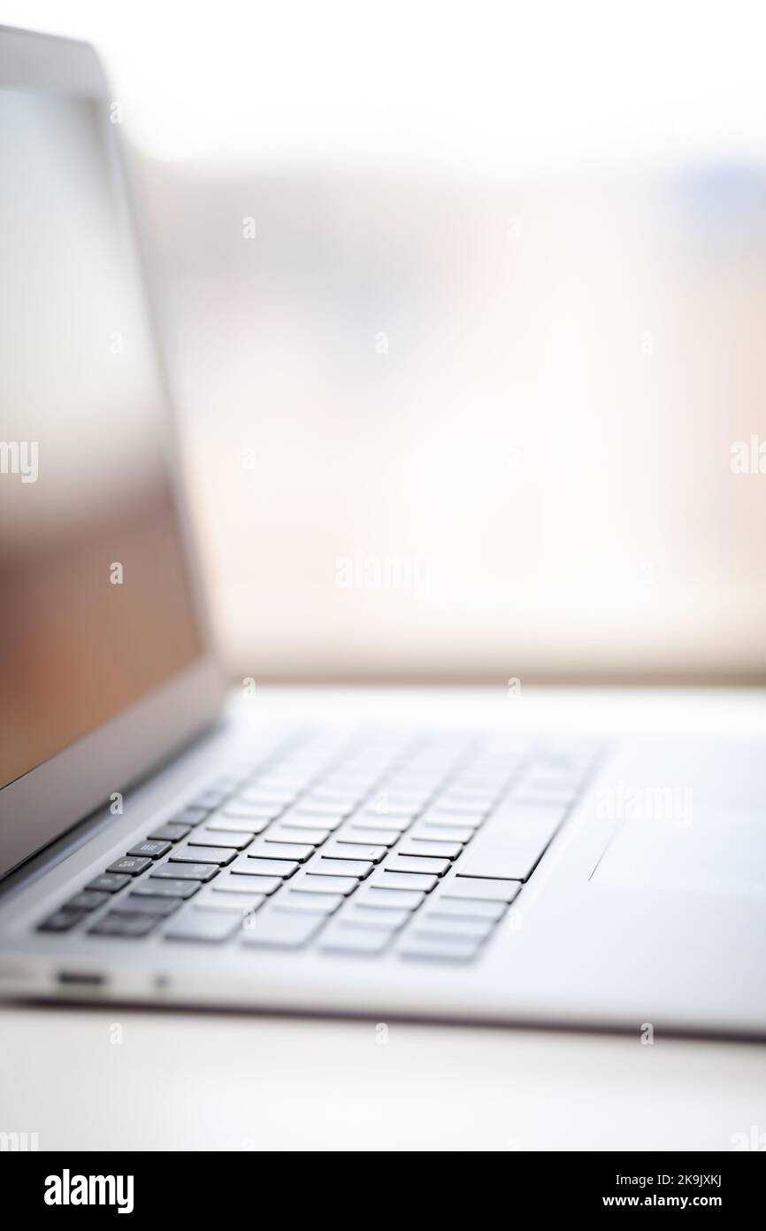 Gros plan du clavier d'un ordinateur portable ouvert prêt à travailler sur la table. Vue latérale, mise au point sélective sur le clavier. Le concept de sécurité informatique an Banque D'Images