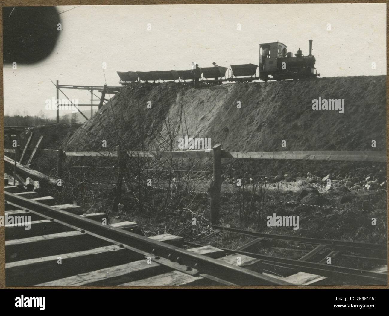 Bâtiment à deux voies entre Alingsås - Olskroken. Remplissage de la rive pour la route menant au pont routier à l'extrémité ouest de la cour. Banque D'Images