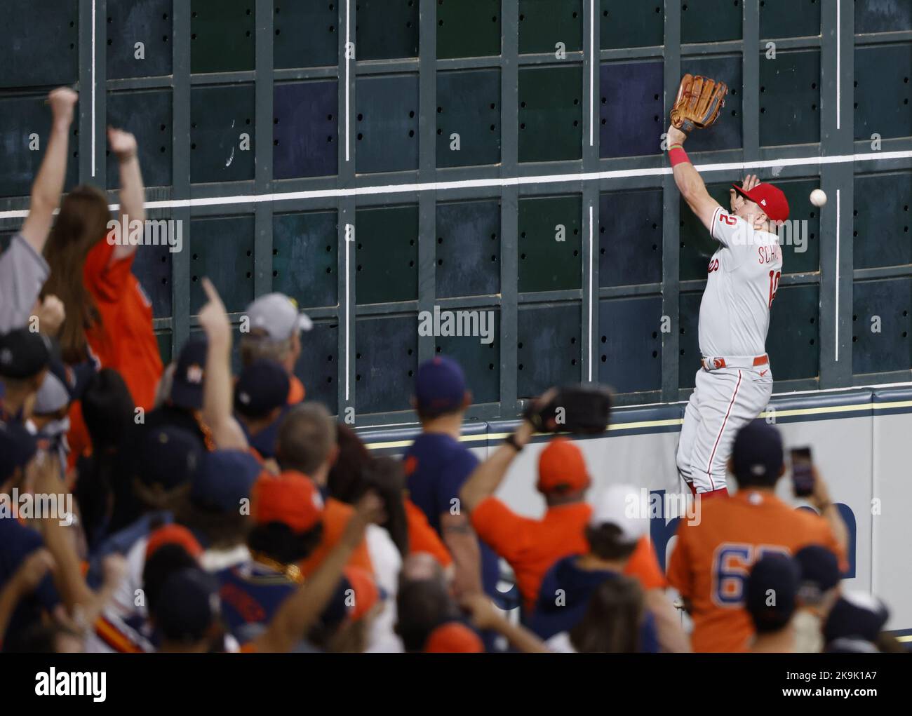 Houston, États-Unis. 29th octobre 2022. Philadelphie Phillies le fieleur de gauche Kyle Schwarber ne peut pas atteindre un long trajet par les Astros de Houston Alex Bregman dans le dixième dîner dans le jeu l'un des 2022 World Series at minute Maid Park à Houston vendredi, 28 octobre 2022. Bregman a eu un double sur le jeu. Photo de John Angelillo/UPI. Crédit : UPI/Alay Live News Banque D'Images