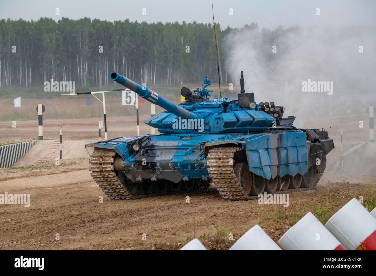 RÉGION DE MOSCOU, RUSSIE - 18 AOÛT 2022 : réservoir T-72B3 de couleur bleue de l'équipe abkhaze sur la piste de char. Jeux de guerre internationaux Banque D'Images