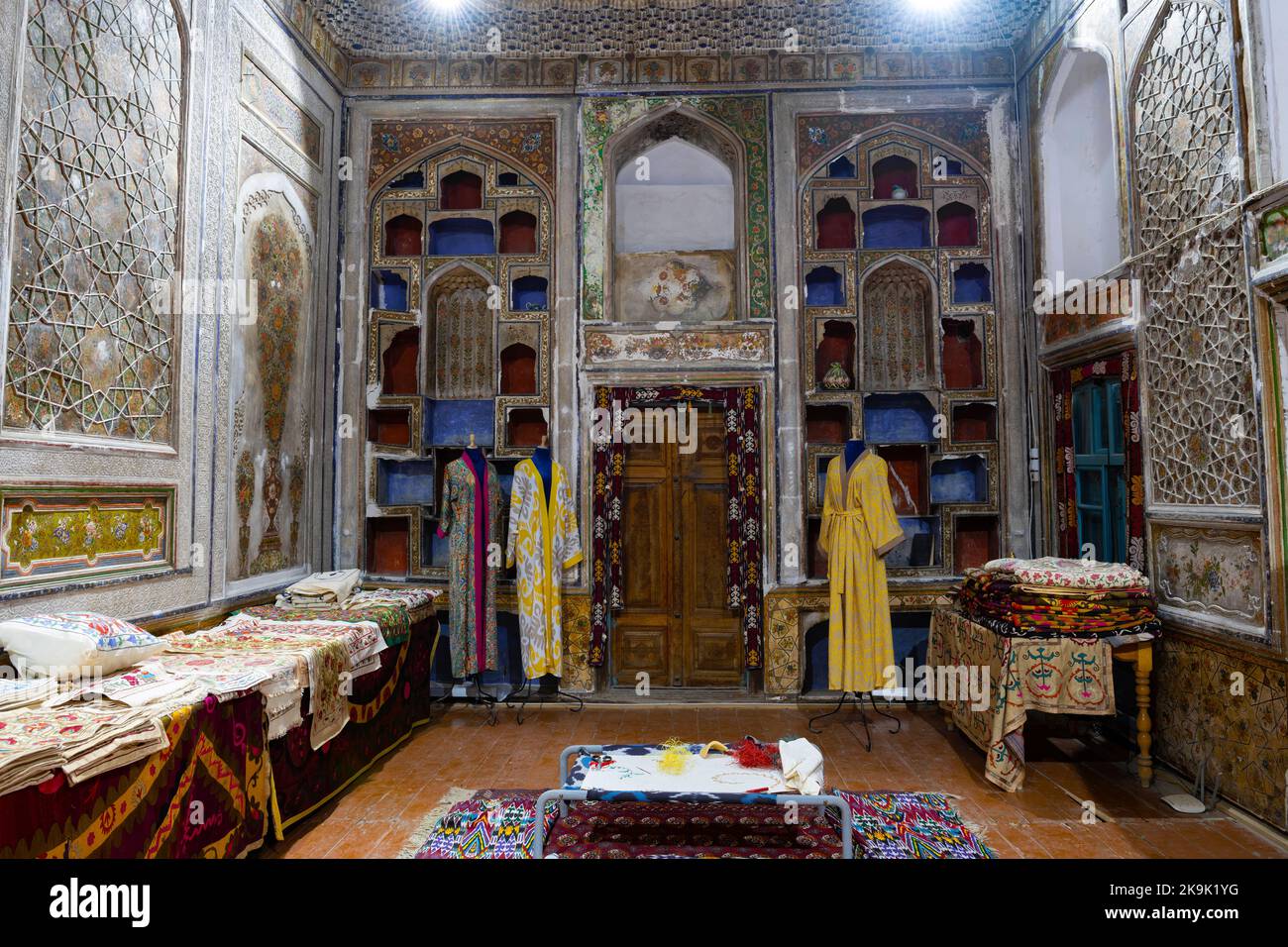 BOUKHARA, OUZBÉKISTAN - 09 SEPTEMBRE 2022 : intérieur d'une pièce dans une ancienne maison de Juifs Boukhariens Banque D'Images