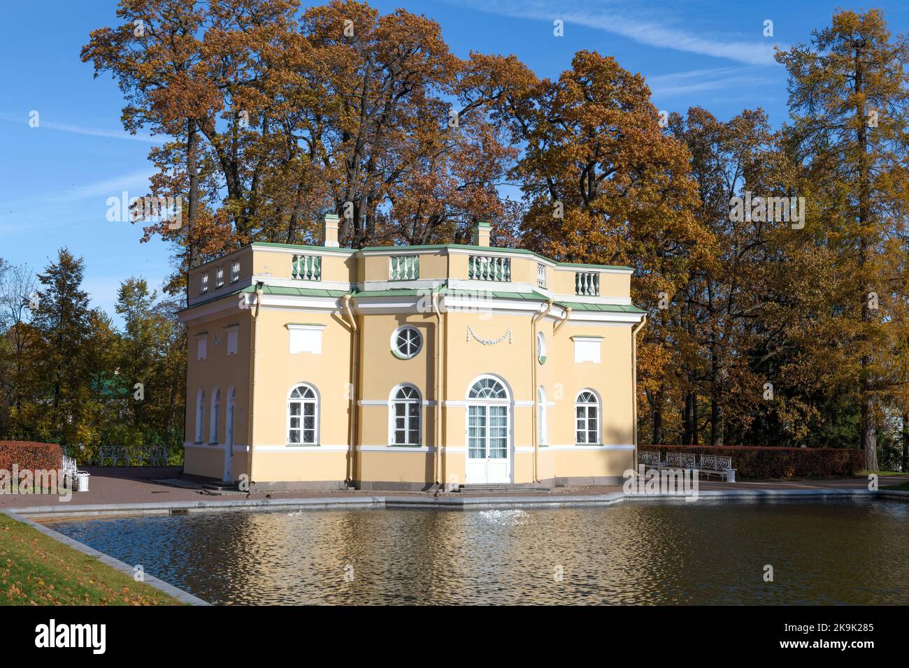 POUCHKINE, RUSSIE - 11 OCTOBRE 2022 : vue sur l'ancien pavillon de 'bain supérieur' (pavillon de bain pour les membres de la famille impériale) le mois d'octobre suivant Banque D'Images