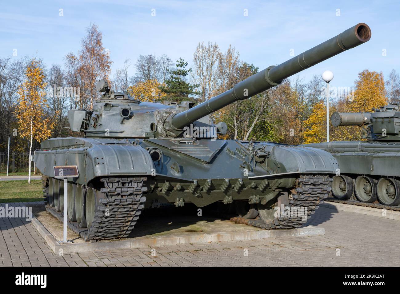 KIROVSK, RUSSIE - 24 SEPTEMBRE 2022 : réservoir russe soviétique T-72 gros plan le jour ensoleillé d'octobre. Exposition au musée 'percée du siège de Lénine Banque D'Images