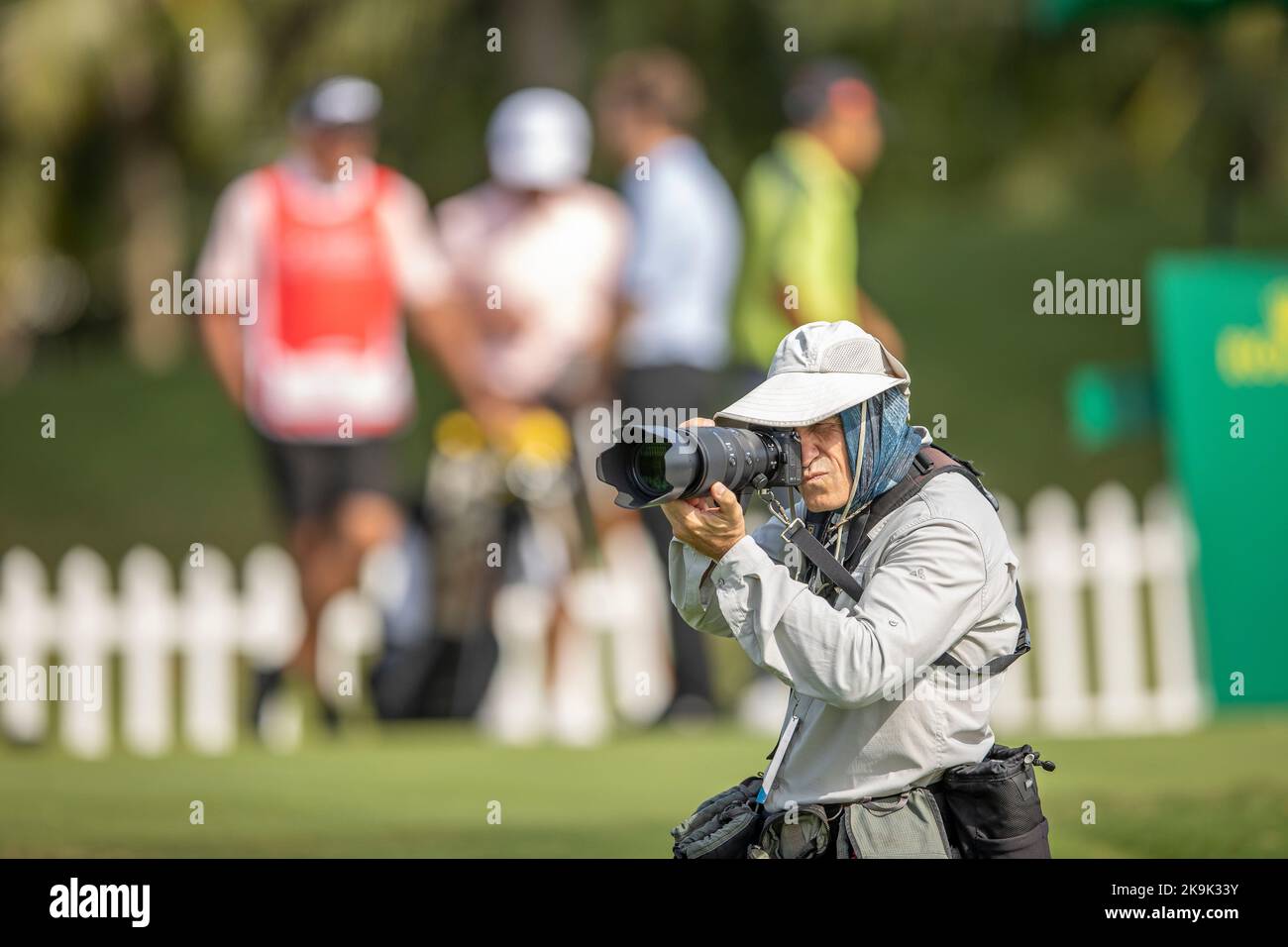 CHONBURI, THAÏLANDE - OCTOBRE 29 : un photographe couvert de soleil pendant la ronde 3 au Championnat amateur Asie-Pacifique 2022 au club de campagne Amata Spring sur 29 octobre 2022 à CHONBURI, THAÏLANDE (photo de Peter van der Klooster/Alamy Live News) Banque D'Images