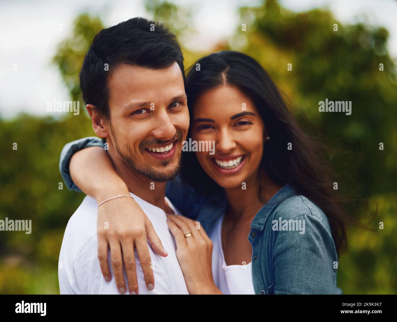 Les coeurs heureux font un mariage heureux. Un jeune couple affectueux qui passe une journée romantique dans le parc. Banque D'Images