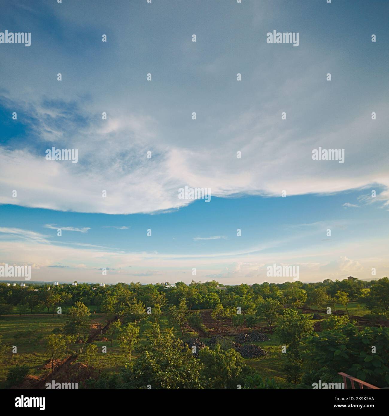 Paysage large scène non urbaine de l'Inde centrale avec verdure et ciel nuageux Banque D'Images