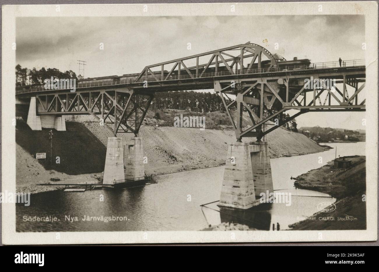 Pont ferroviaire avec trains passant sur le canal Södertälje. Banque D'Images