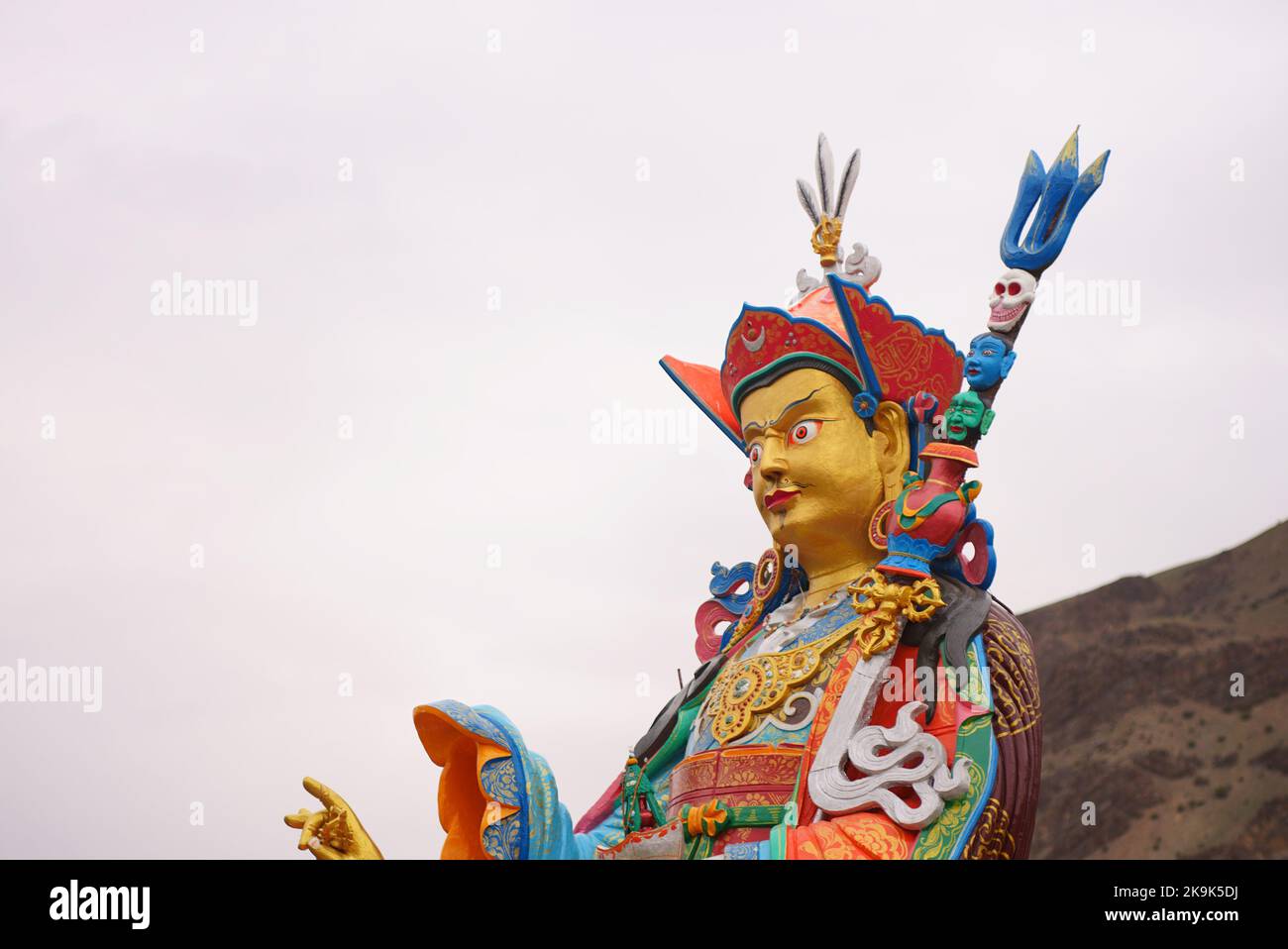 Statue de Guru Padmasambhavv 'née d'un Lotus' connu sous le nom de Guru Rinpoché (gourou précieux) était un maître bouddhiste tantrique qui a apporté le bouddhisme au Tibet. Banque D'Images
