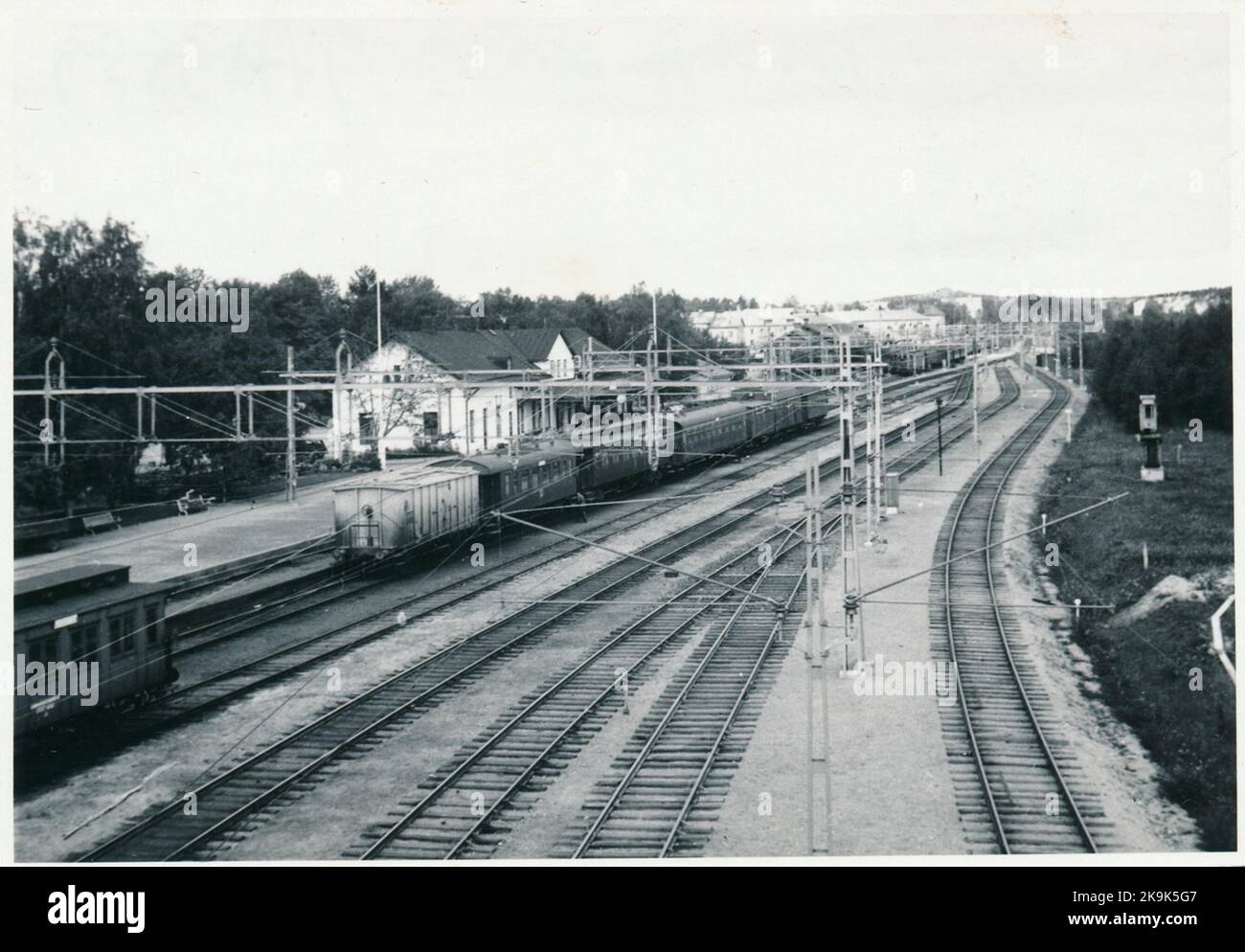 1888-03-12 le premier train de minerai est descendu à Luleå. La maison de la gare a été achevée en 1887. L'exploitation dans les mines de minerai a commencé à augmenter. La capacité s'est également progressivement accrue en renforçant les voies, les ponts, les stations de réunion et le fonctionnement électrique. Le premier grand réaménagement de la station de Luleå a eu lieu en 1920s. Banque D'Images