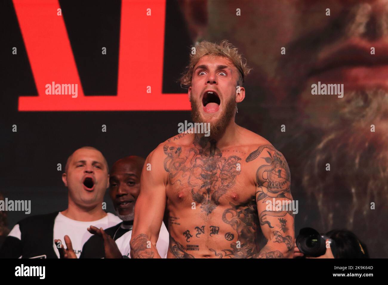 Glendale, Arizona, Glendale, Arizona, États-Unis. 28th octobre 2022. GLENDALE, AZ - OCTOBRE 28 : Jake Paul pose sur la balance pendant le Paul v Silva : pesée à la Desert Diamond Arena sur 28 octobre 2022 à Glendale, Arizona, États-Unis. Crédit : ZUMA Press, Inc./Alay Live News Banque D'Images