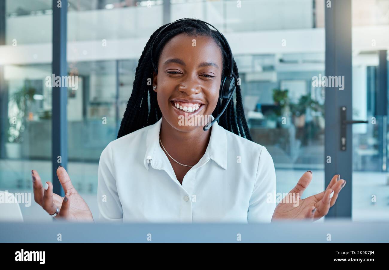 Centre d'appels, service clientèle et appels vidéo avec une femme noire pour une assistance dans le bureau de télémarketing. Vidéo conférence, employé ou femme consultant Banque D'Images