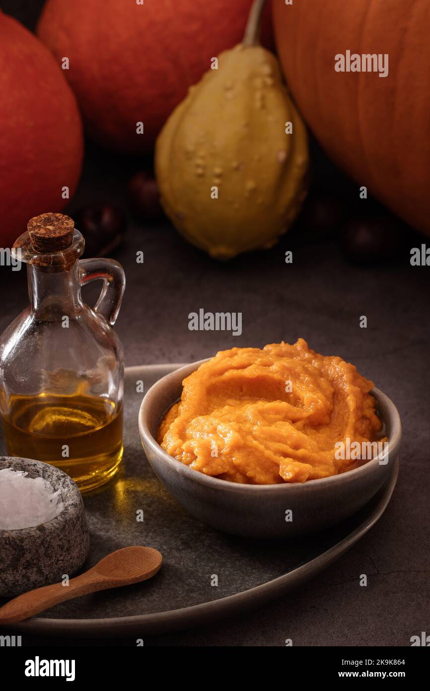 Purée de citrouille maison pour cuisiner sur fond sombre et sombre Banque D'Images