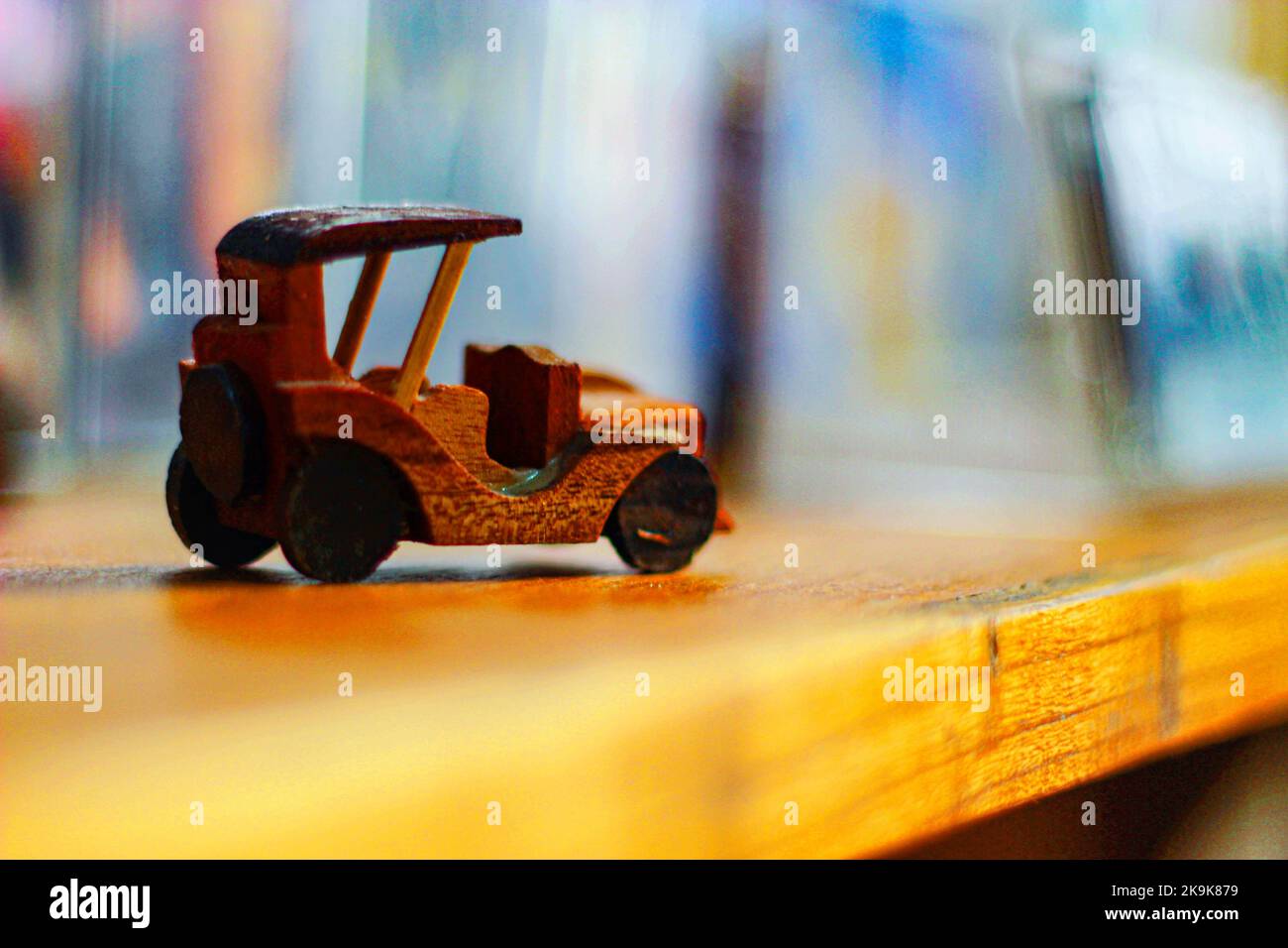 Voiture miniature en bois dans Un café d'époque Banque D'Images