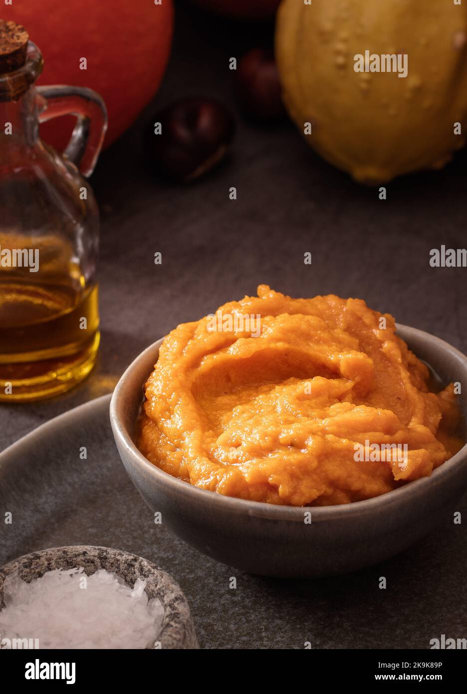 Purée de citrouille maison pour cuisiner sur fond sombre et sombre Banque D'Images