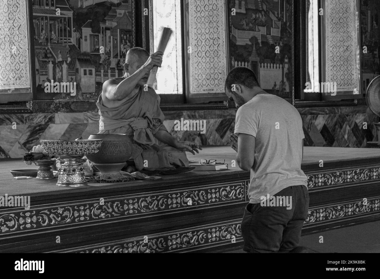 Monk bénédiction d'un touriste en Thaïlande Banque D'Images
