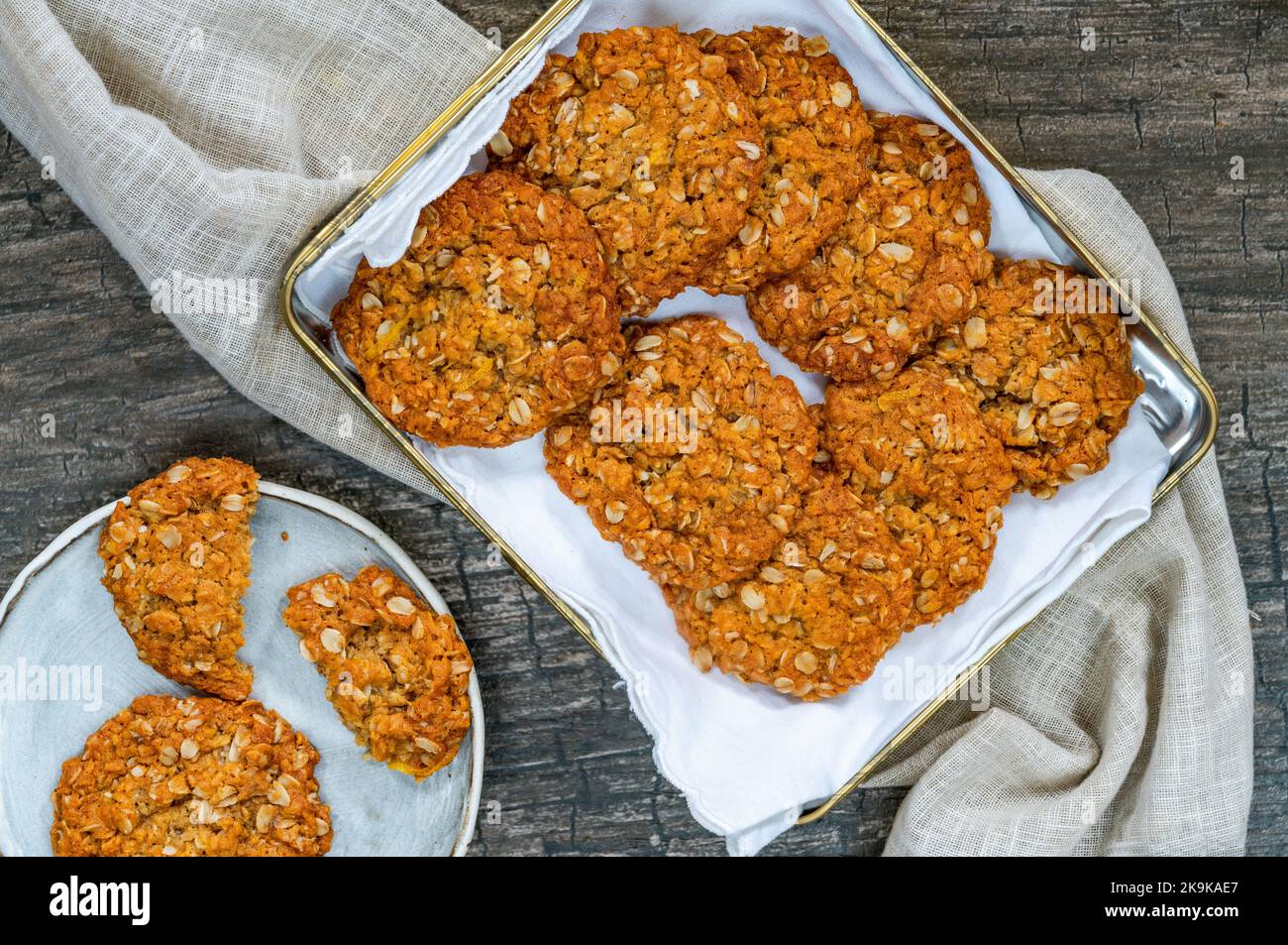 Anzac biscuits - biscuits traditionnels sucrés à base de flocons d'avoine et de noix de coco Banque D'Images