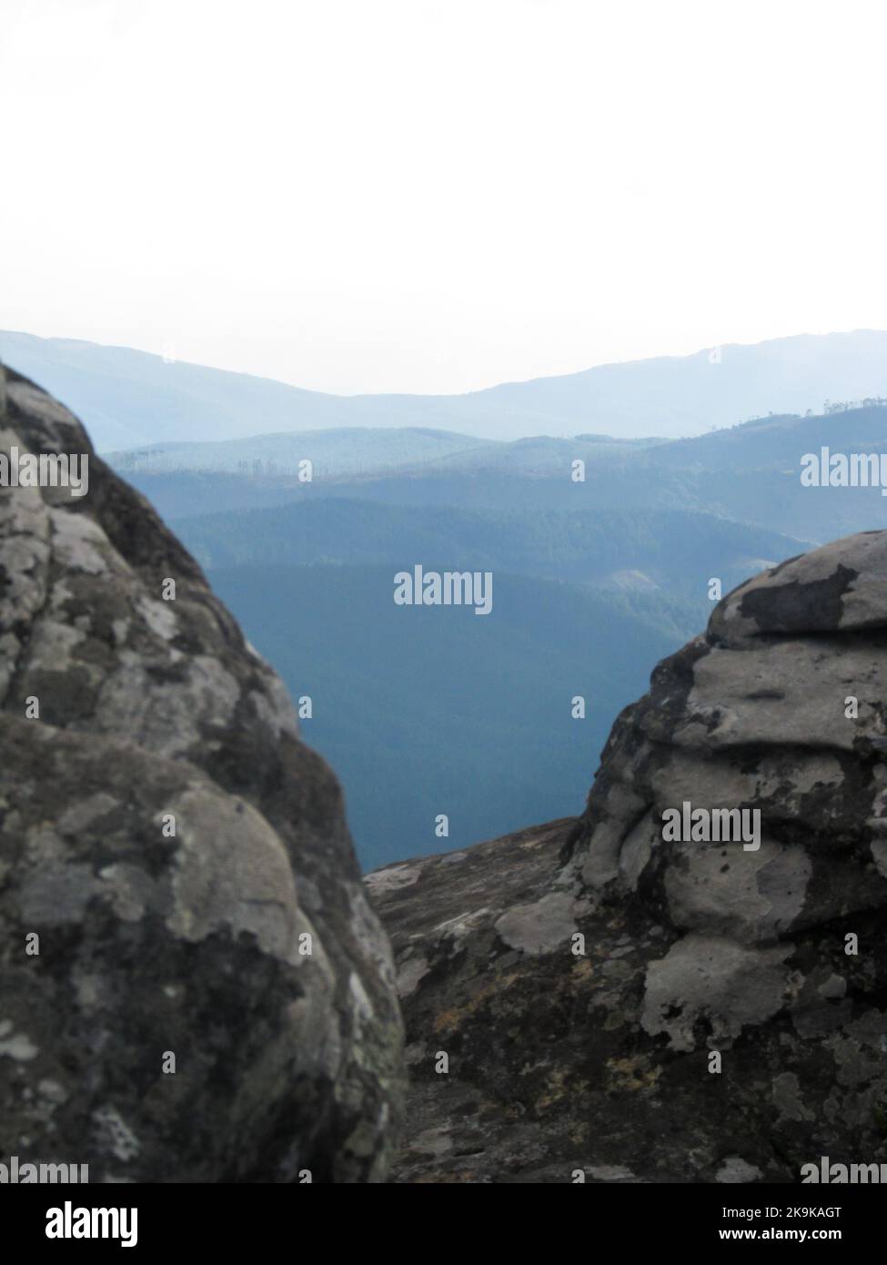 En regardant à travers deux rochers de quartzite dans les montagnes bleues lointaines de l'escarpement à Mpumalanga, Afrique du Sud Banque D'Images
