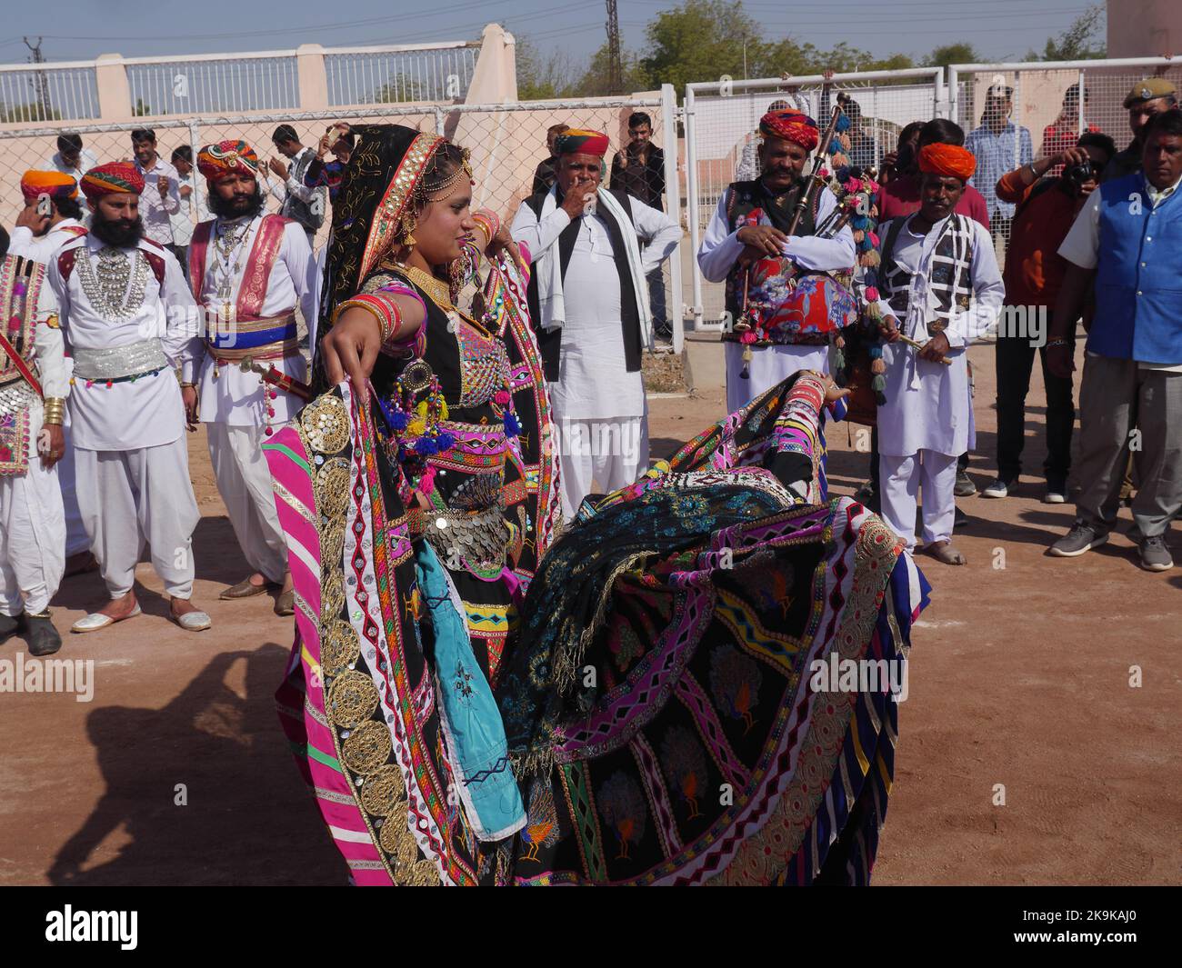 Bikaner Rajasthan, Inde : 14 janvier 2018 – jeune danseuse en robe traditionnelle au festival Bikaner en Inde. Banque D'Images