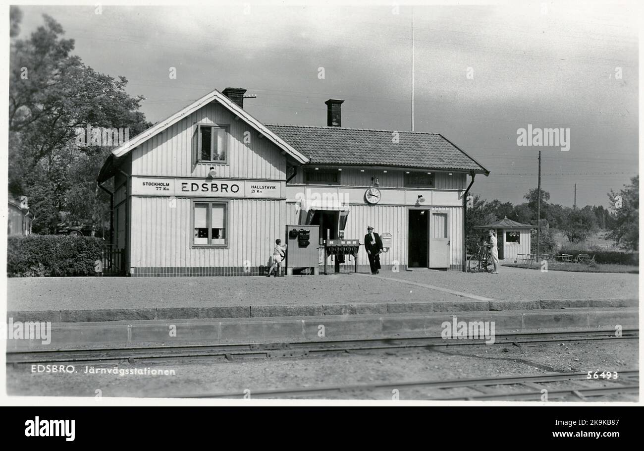La gare a été construite en 1897. En 1944, le bâtiment a été modernisé, qui a ensuite reçu de l'eau, des eaux usées et du matériel en temps opportun. Les salles d'expédition, les salles d'attente et les appartements résidentiels ont été restaurés en même temps. Bâtiment en bois d'un étage Banque D'Images
