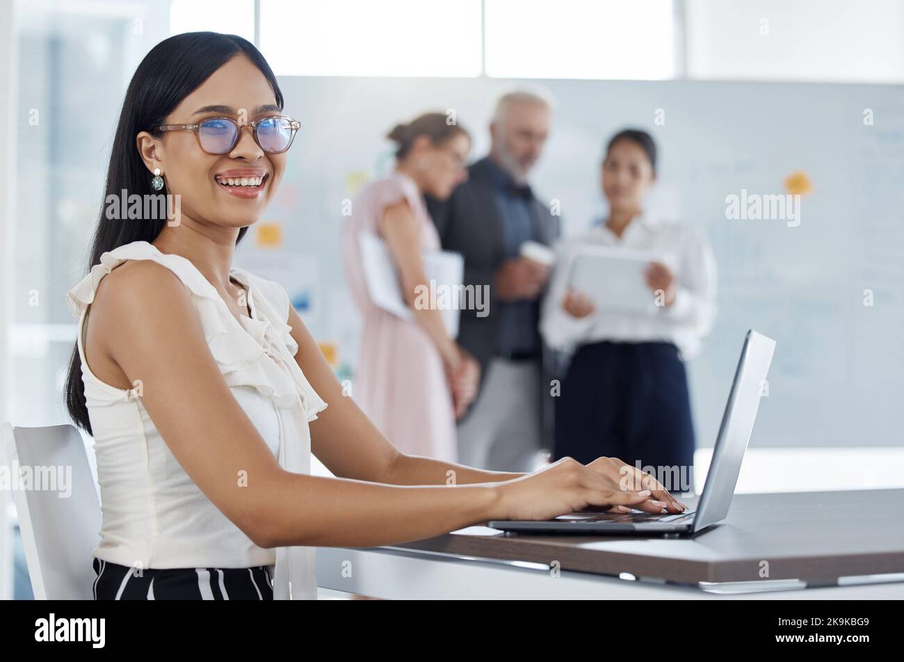 Ordinateur portable, secrétaire et réunion avec une femme d'affaires en train de taper tout en prenant des minutes dans une salle de réunion pour la planification. Portrait, assistant et notes avec un Banque D'Images