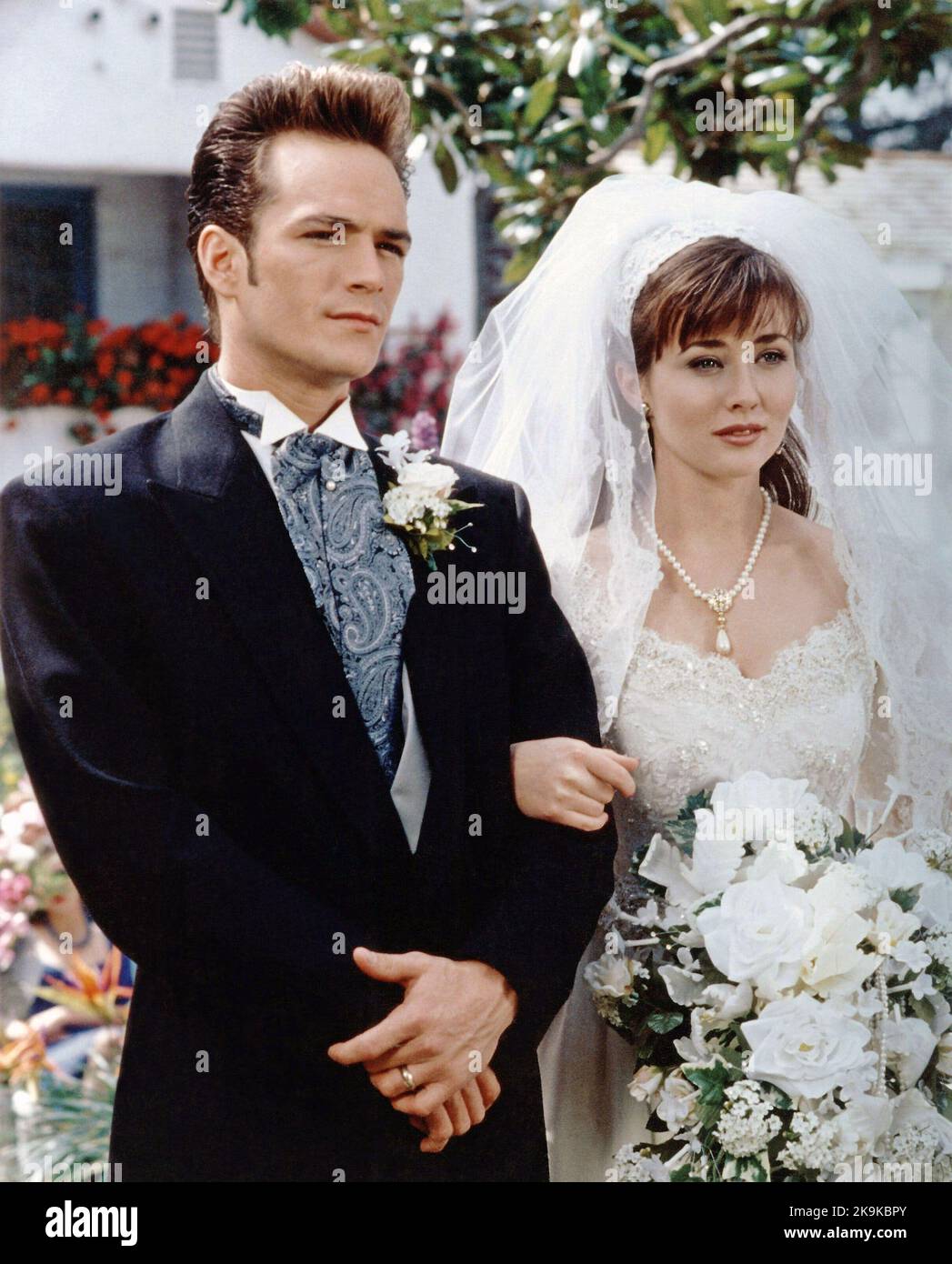 LUKE PERRY et SHANNEN DOHERTY à BEVERLY HILLS, 90210 (1990), sous la direction de JASON PRIESTLEY, DANIEL ATTIAS, DAVID SEMEL et MICHAEL LANGE. Credit: Télévision orthographique / 90210 Productions / Album Banque D'Images