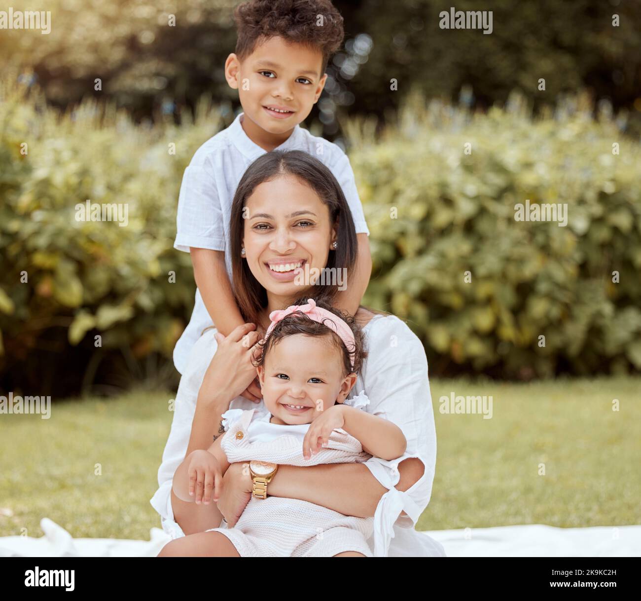 Heureux, famille et pique-nique d'une mère, bébé et garçon dans un parc dans la nature ayant du plaisir en été. Portrait de femme et de jeunes enfants du Mexique avec bonheur Banque D'Images