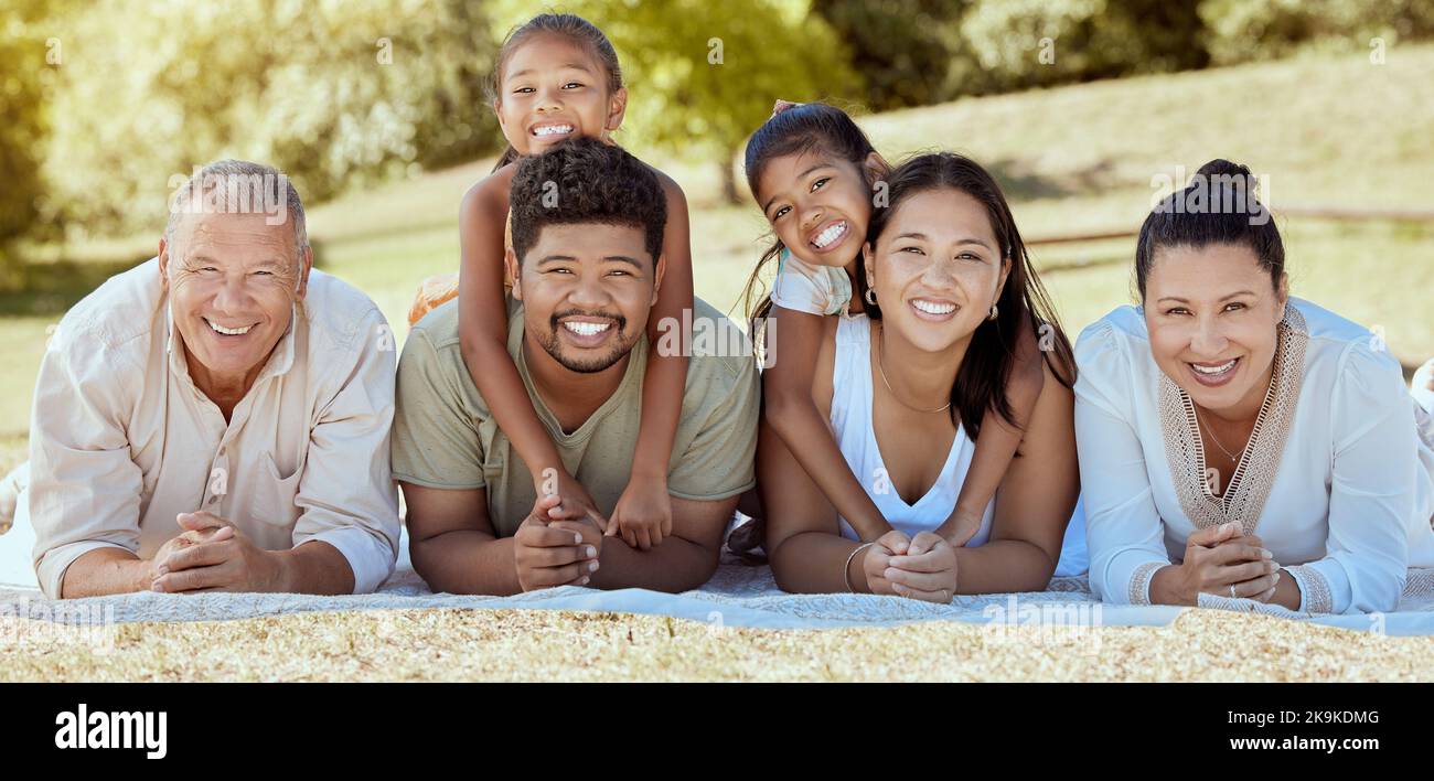 Détendez-vous, la nature et la grande famille sur un pique-nique heureux pour profiter de temps de qualité, de collage et de vacances d'été. Grands-parents, mère et père avec Banque D'Images