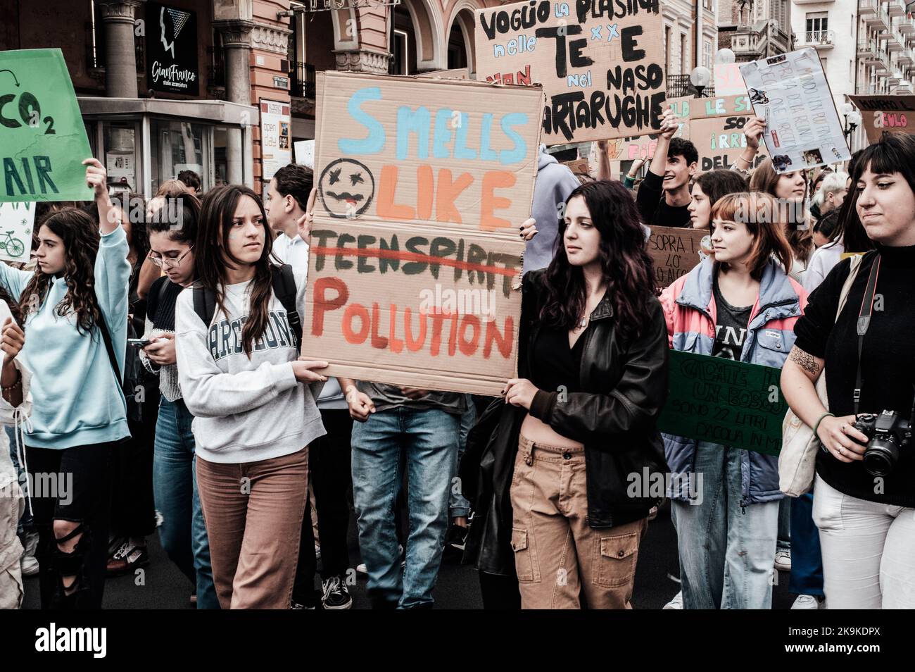 Cuneo, Italie. 23 septembre 2022. Grève et manifestation d'étudiants vendredi pour l'avenir, pour le climat et l'environnement Banque D'Images