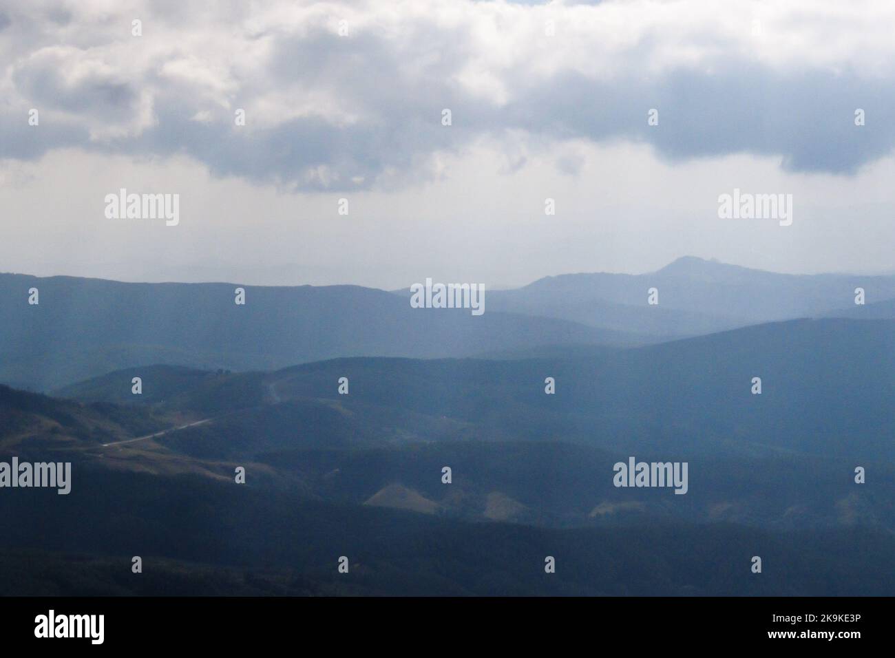 Les montagnes bleues lointaines de l'escarpement du Transvaal à Mpumalanga en Afrique du Sud Banque D'Images