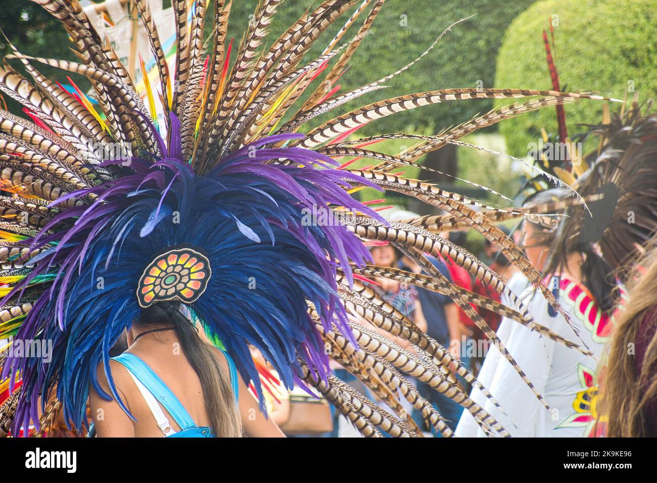 Une danseuse mexicaine est coiffée de plumes colorées Banque D'Images