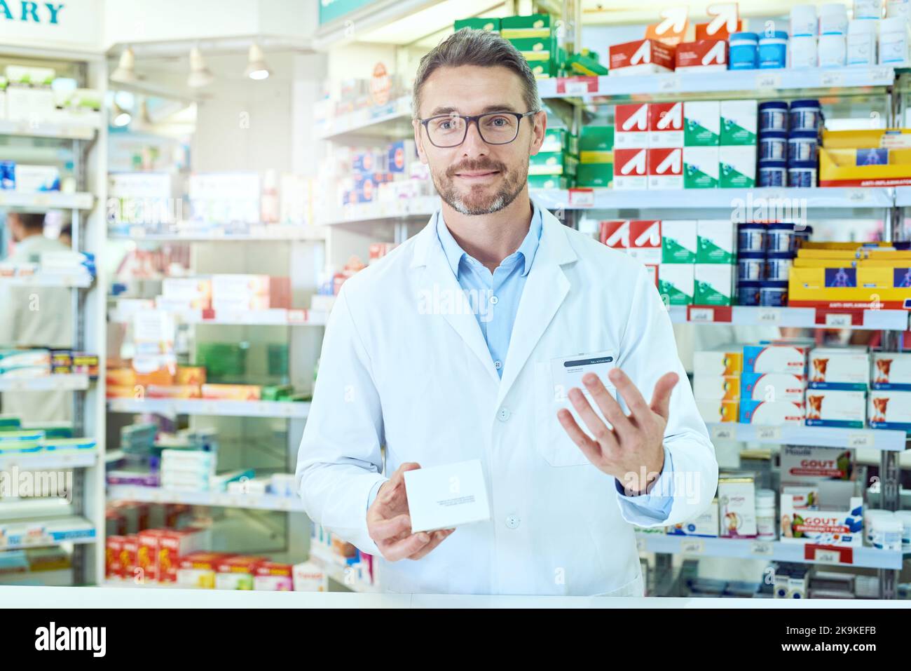 C'est le seul médicament dont vous avez besoin. Portrait court d'un beau pharmacien de sexe masculin mature travaillant dans une pharmacie. Banque D'Images