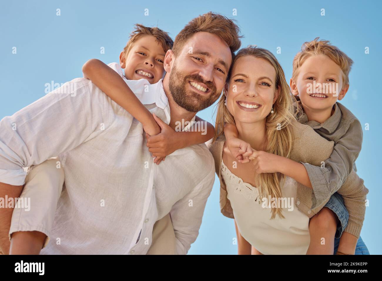 Porcgyback, portrait et famille dans la nature, parc ou terrain pour des vacances ensemble à Porto Rico contre un ciel bleu. Mère, père et enfants heureux avec Banque D'Images