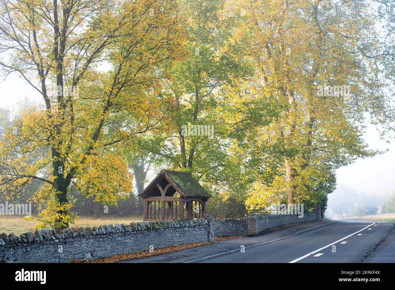 Cimetière de Shobdon dans la brume d'automne, Herefordshire, Angleterre Banque D'Images