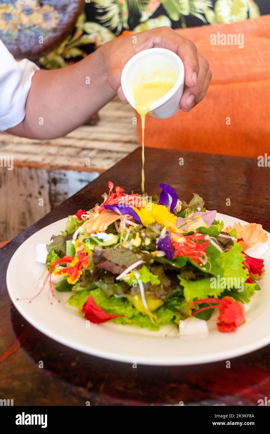 Salade colorée avec des fleurs comestibles dans un restaurant à Bohol, Philippines Banque D'Images