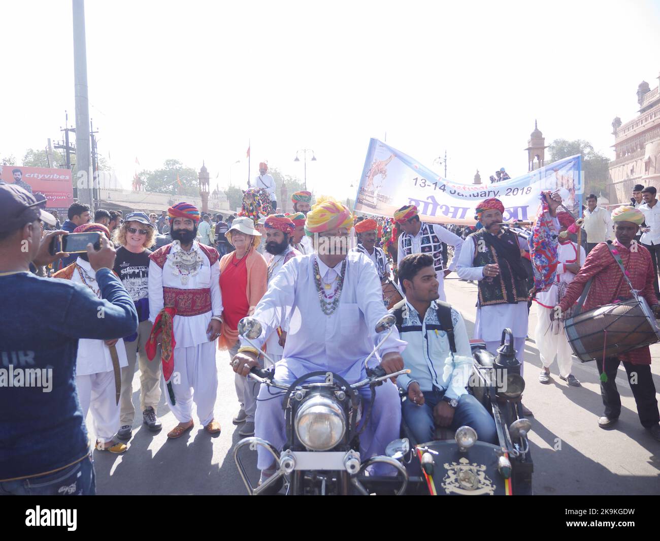 Bikaner Rajasthan, Inde : 14 janvier 2018 – Grand homme de la moustache en moto au festival Bikaner, Rajasthan, Inde. Banque D'Images