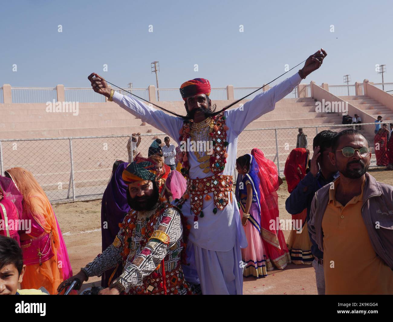 Bikaner Rajasthan, Inde : 14 janvier 2018 – Grand homme de la moustache en moto au festival Bikaner, Rajasthan, Inde. Banque D'Images