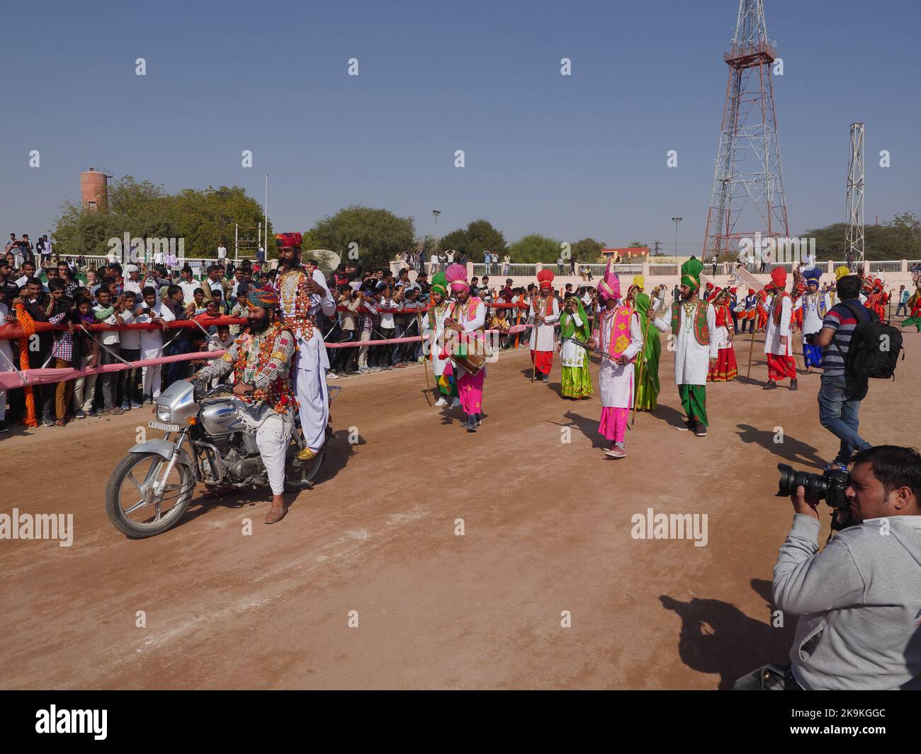 Bikaner Rajasthan, Inde : 14 janvier 2018 – Grand homme de la moustache en moto au festival Bikaner, Rajasthan, Inde. Banque D'Images
