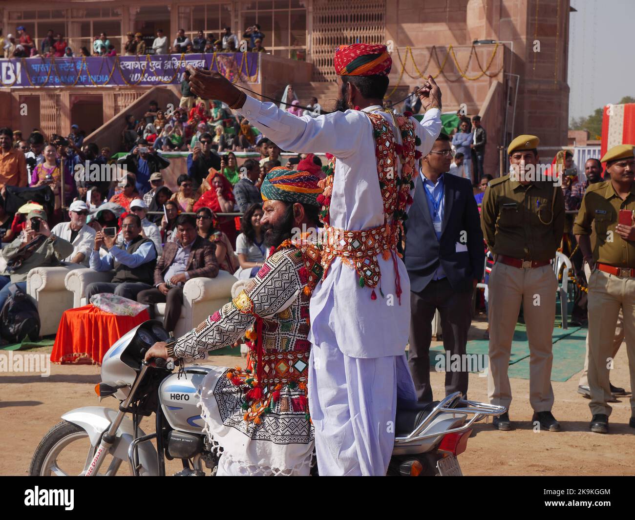 Bikaner Rajasthan, Inde : 14 janvier 2018 – Grand homme de la moustache en moto au festival Bikaner, Rajasthan, Inde. Banque D'Images