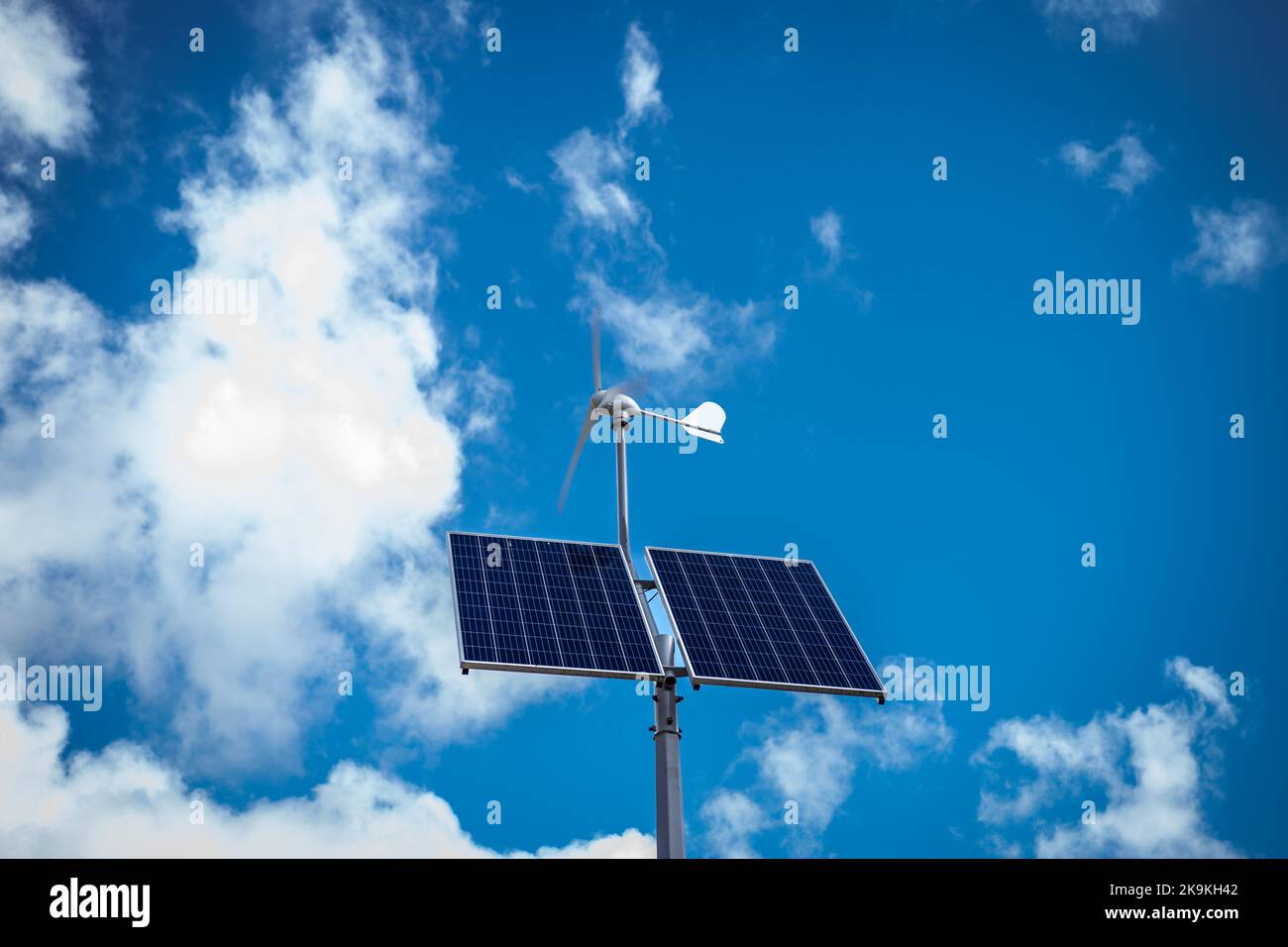 Lampe solaire et éolienne. Panneau photovoltaïque et moulin à vent montés sur la lampe de rue Banque D'Images