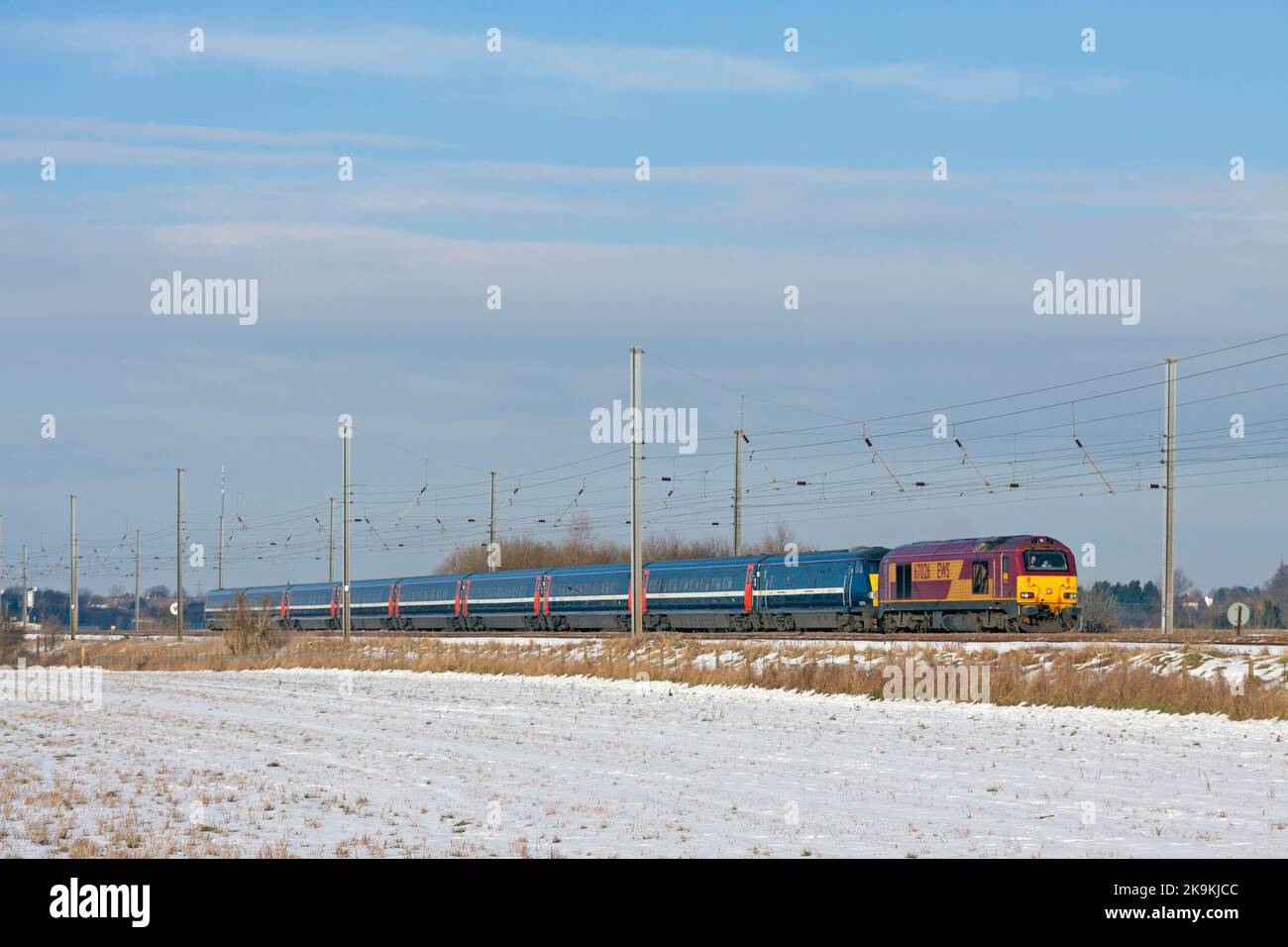 Une locomotive diesel de classe 67 numéro 67026 avec une ECS en activité formée du stock de coaching Mark 4 des chemins de fer de la côte est à Langford le 7th février 2009 Banque D'Images
