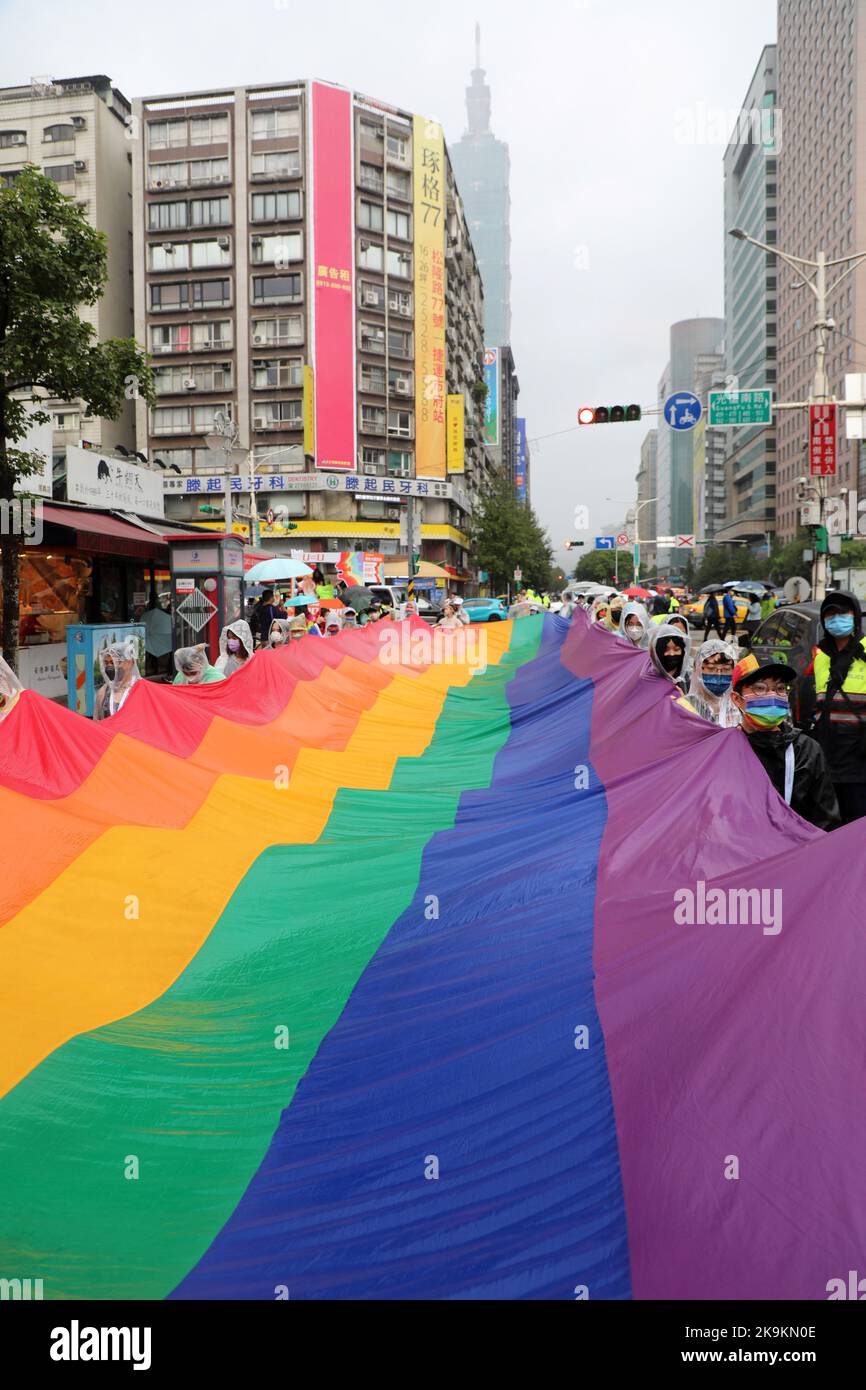 Taipei, Taïwan. 29th octobre 2022. Le drapeau arc-en-ciel géant dans les rues de Taipei à la parade de la fierté LGBT de Taipei, Taipei, Taïwan. Le 20th anniversaire de la parade a eu lieu malgré la pluie et les participants ont bravé les éléments la plupart du temps avec des parasols mais cela n'a pas affecté l'humeur ou le plaisir. Des dizaines de milliers de personnes se sont jointes à la parade qui a eu lieu sur un itinéraire en circuit depuis l'hôtel de ville de Taipei, à l'ombre du plus haut bâtiment de Taïwan, Taipei 101. Crédit : Paul Brown/Alay Live News Banque D'Images