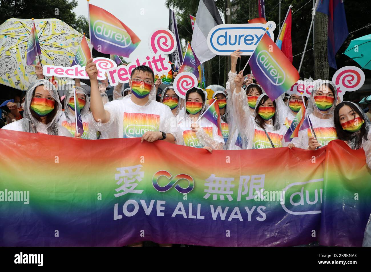 Taipei, Taïwan. 29th octobre 2022. Les participants de Druex représentent des intérêts d'affaires dans le Taipei LGBT Pride Parade, Taipei, Taiwan. Le 20th anniversaire de la parade a eu lieu malgré la pluie et les participants ont bravé les éléments la plupart du temps avec des parasols mais cela n'a pas affecté l'humeur ou le plaisir. Des dizaines de milliers de personnes se sont jointes à la parade qui a eu lieu sur un itinéraire en circuit depuis l'hôtel de ville de Taipei, à l'ombre du plus haut bâtiment de Taïwan, Taipei 101. Crédit : Paul Brown/Alay Live News Banque D'Images