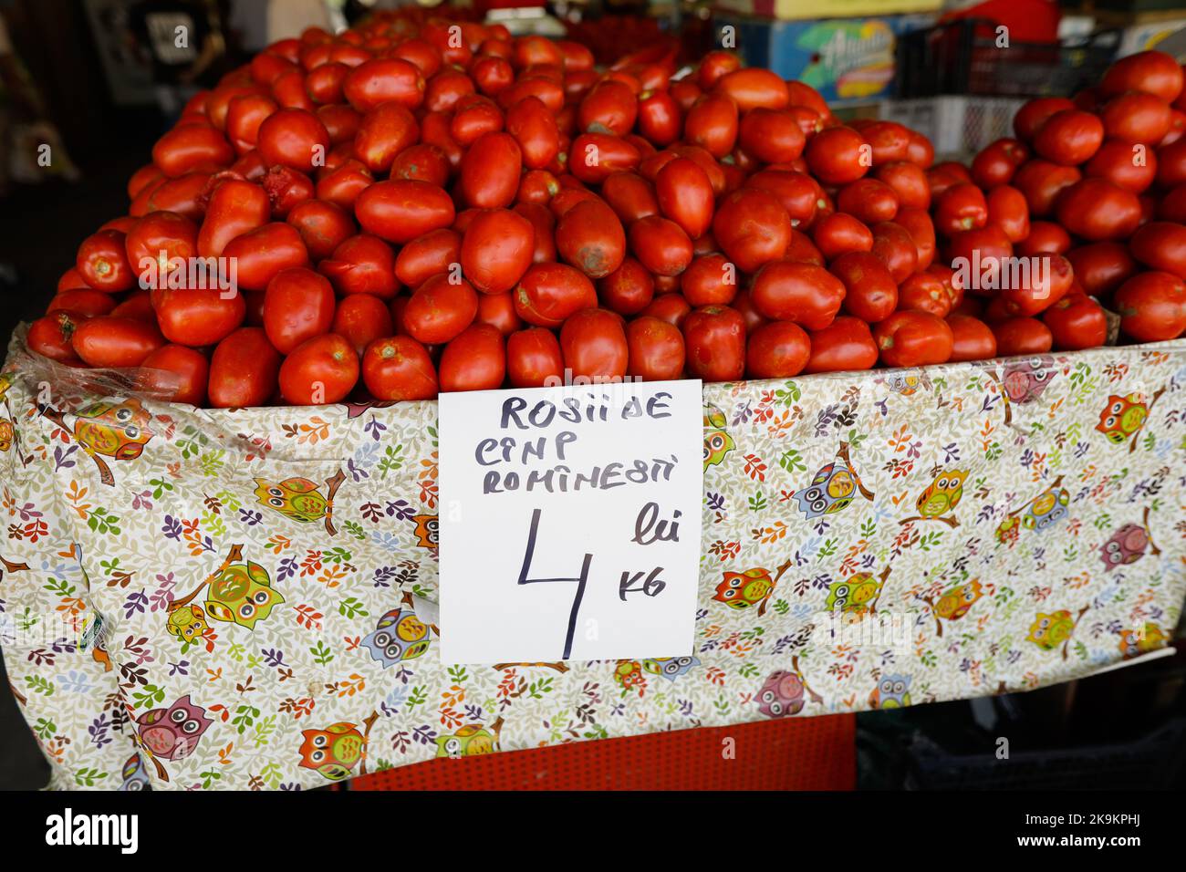 Détails de faible profondeur de champ (mise au point sélective) avec des tomates sur un stand dans le marché d'Obor à Bucarest, Roumanie. Banque D'Images