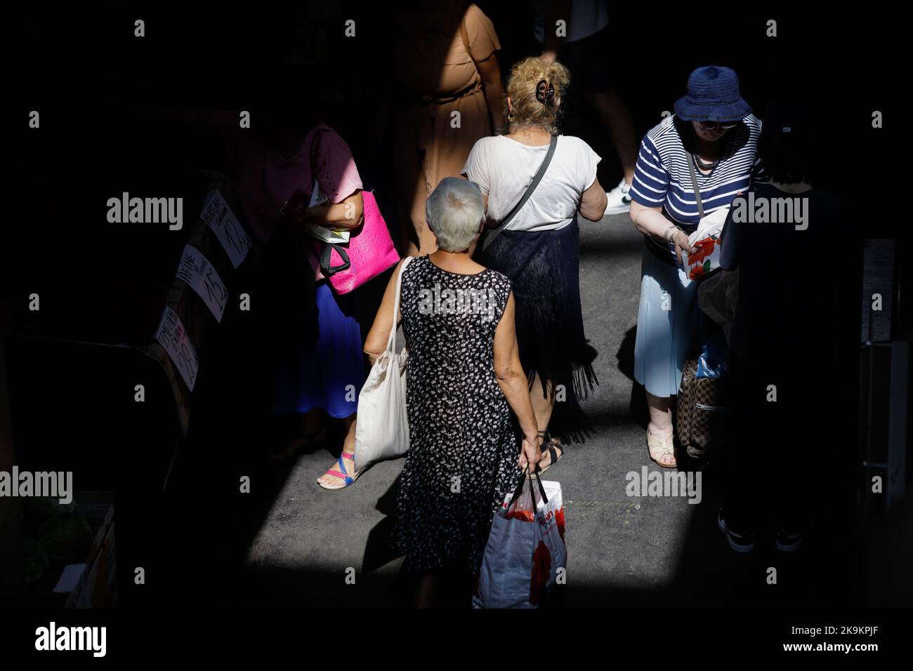 Les personnes âgées marchent parmi les stands de légumes dans le marché d'Obor à Bucarest, Roumanie. Banque D'Images